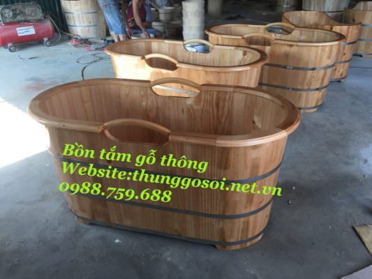 bồn tắm bằng gỗ bo viền tay nắm gỗ