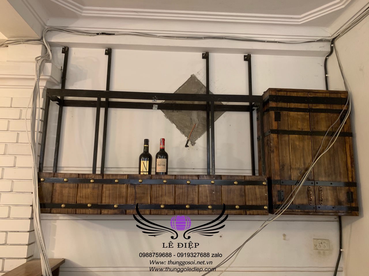 ban bar, bàn ghế quầy bar, ghe quan bar Thùng gỗ cải tiến thành kệ để rượu