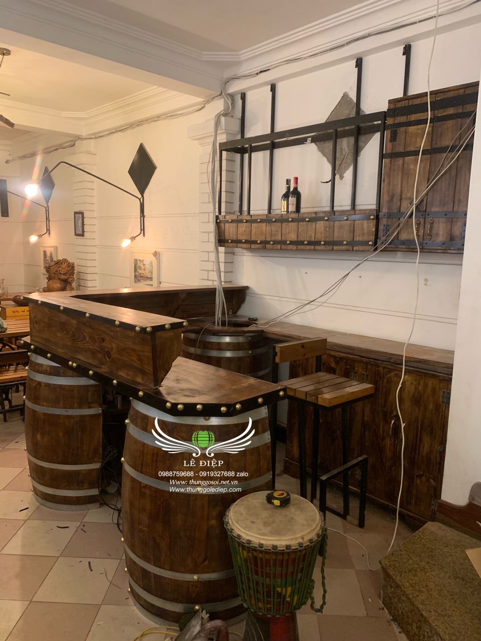 quầy bar trang trí, thùng rượu trang trí quầy bar, thiết kế quầy bar Sử dụng thùng rượu gỗ sồi làm quầy bar trang trí