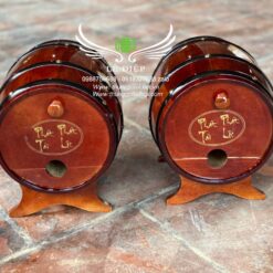 bom rượu gỗ trưng bày
