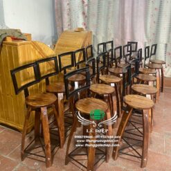 ghế ngồi bằng gỗ