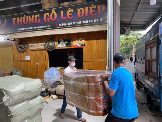 Bàn giao bồn tắm gỗ tới thạch thất